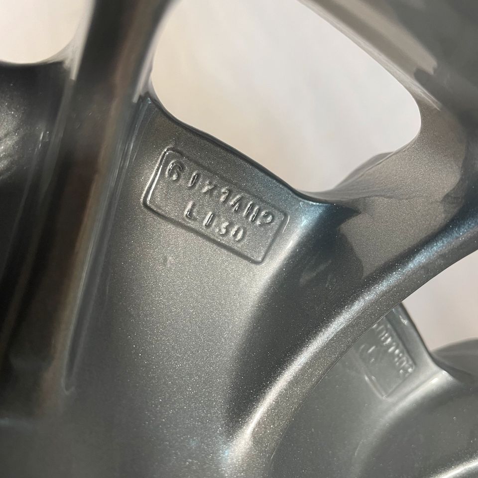 Original 15 Inch Mercedes E-Class W124 8 Hole Alloy Wheels Rims argint