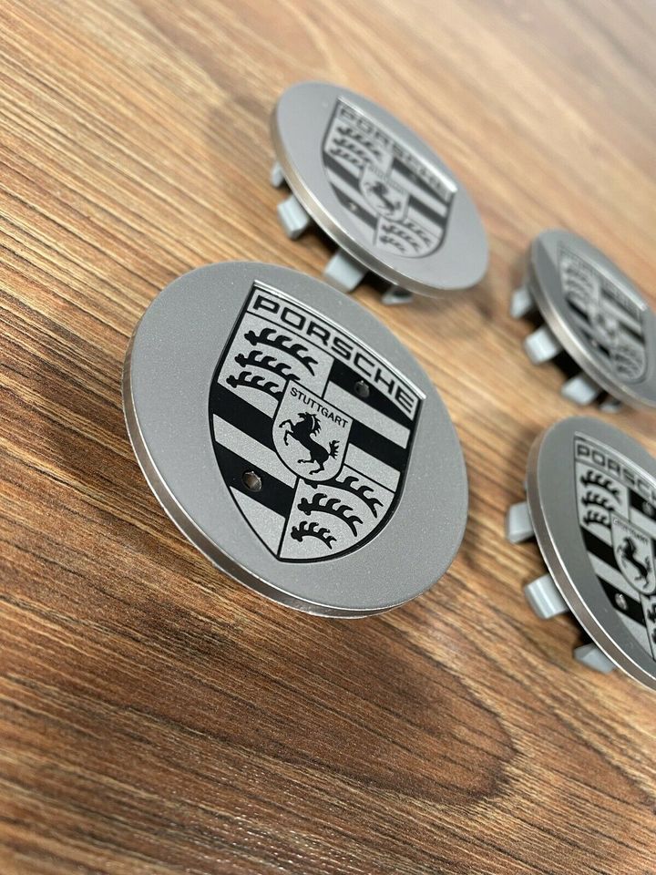 https://www.vipfelgen.de/media/34/16/17/1669815043/4%20x%20original%20Porsche%20Macan%20Nabendeckel%20Deckel%20Embleme%2065%20mm%202.jpg