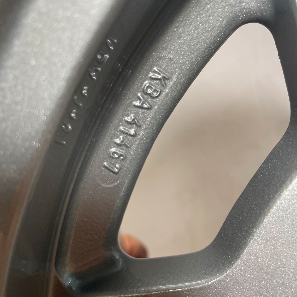Оригинальные 15-дюймовые легкосплавные колесные диски Mercedes E-Class W124 с 8 отверстиями серебристого цвета