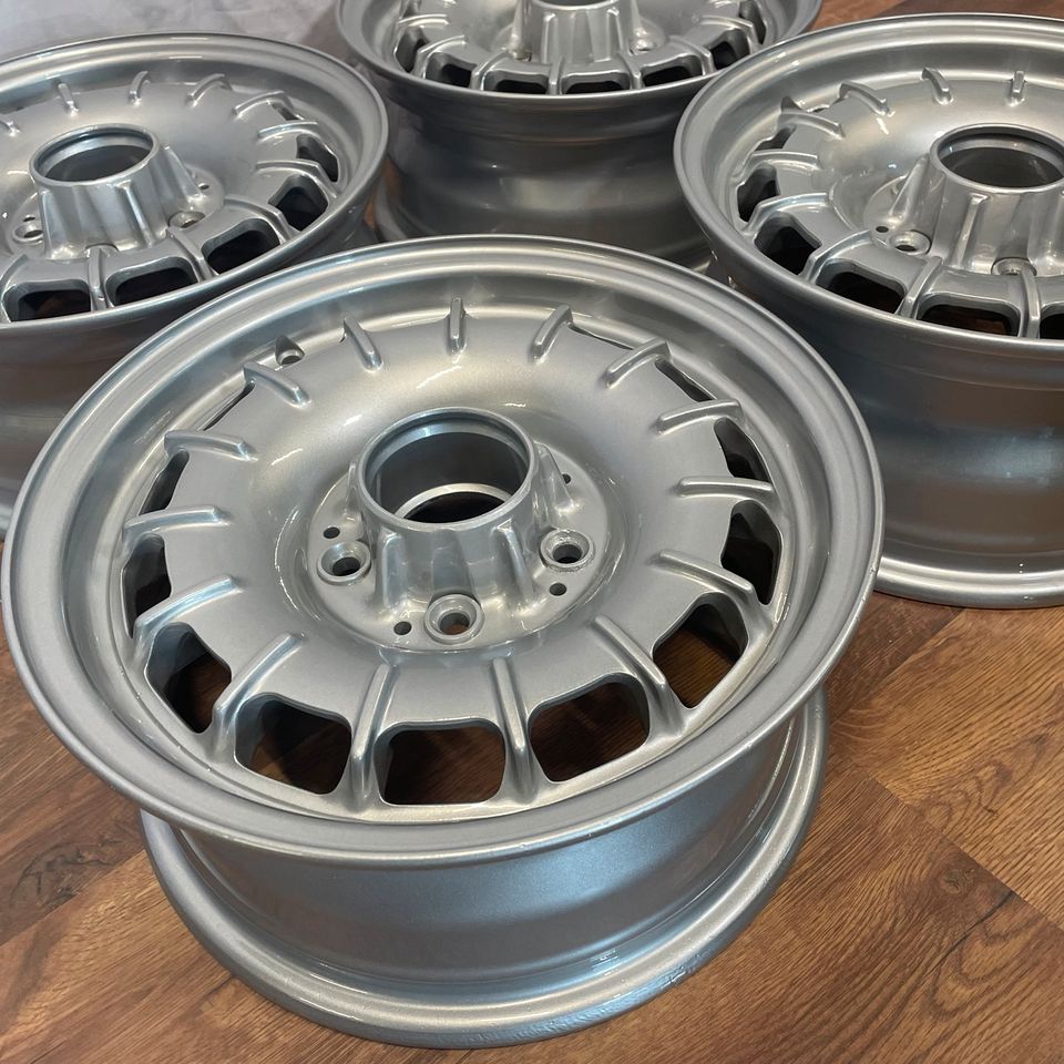 Original 15 Inch Mercedes E-Class W124 8 Hole Alloy Wheels Rims argint